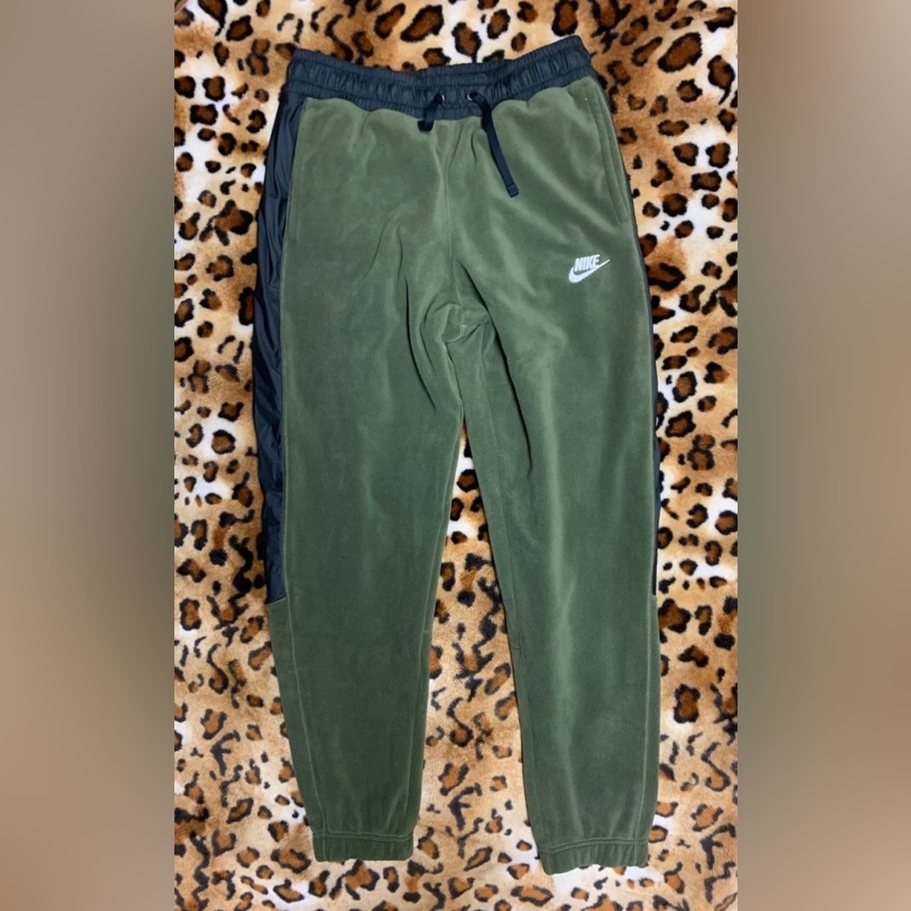 Nike sweat pants standard fit men’s small Olive Green NWT